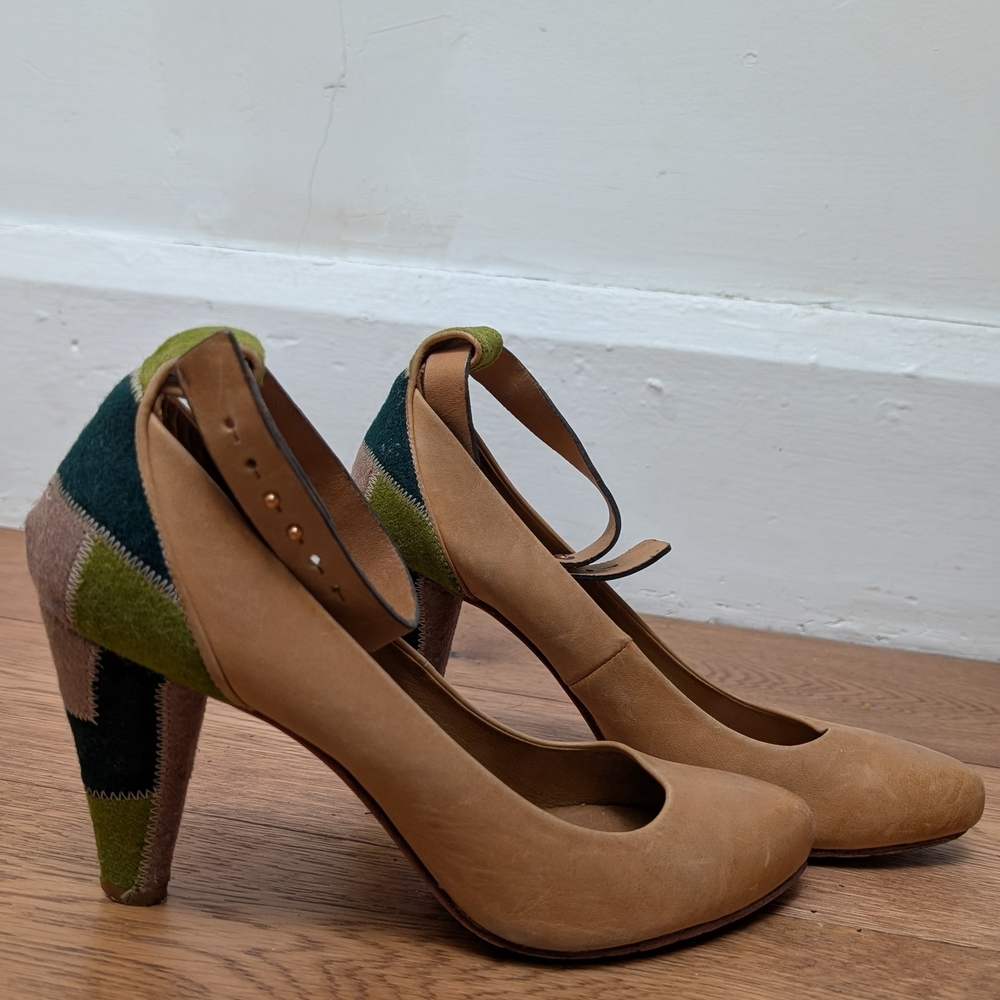 Elegant Tan and Green Heels